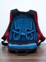 CRUMPLER MATCH MAKER M\n\nFoto und Text von GM - VIELEN DANK!\n\nKommentar des Nutzers:\n\nIn Sachen Haptik, Qualitt und Erscheinung einer der schnsten Ruckscke. Leider setzt sich diese Souvernitt nicht im verwinkelten Innenraum fort, der nur kleinen Ausrstungen Platz bietet. Zum\nVergleich: Der Tamrac Adventure 9 nimmt in seinem Kamerafach die gleiche Menge an Ausrstung auf, wie der Crumpler im gesamten Rucksack ;-) Eine lineare Inneneinteilung, wie bei vergleichbaren Crumpler-Ruckscke frher, wrde mehr Effizienz mit sich bringen. Ein weiterer Nachteil: Der Rucksack wird im oberen Bereich so flach, dass ein DSLR ohne angesetzten Batteriegriff schon zu hoch ist und nur im unteren Bereich transportiert werden kann.