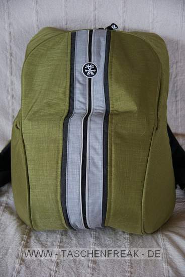 CRUMPLER MESSENGER HALF BOY BACKPACK\n\nFoto und Kommentar von Katharina Khn - VIELEN DANK!\n\nKommnetar:\n\nHallo Jrg,\n\nanbei ein paar Bilder von meinem neuen Begleiter.\n\nAuf den Fotos ist leider nicht wirklich zu sehen, was alles drin war:\n\n- Sony a300 mit Linse\n- Zoomobjektiv\n- Kitlinse\n- Filterset\n- Blitz\n- SIGG-Flasche, 1 Liter\n- Buch\n- 3 Speicherkarten\n- Notizblock DIN A6\n- 2x Pack Taschentcher\nund es gibt noch Platz fr ein weiteres Objektiv.\n\nDie Inneneinteilung kann komplett gendert werden, die Klettstreifen \nfinden am Innenfutter berall Halt. Der Boden zwischen Fotoabteil und \nDaypack kann geffnet werden.\n\nDer ungewhnliche Eingriff im Rcken ist kein Problem, ich finde es \nsehr praktisch.  Das Schne daran ist, dass der Rucksack nicht \nkomplett abgesetzt werden muss.\nDas Rausnehmen der Kamera ist einfach, nur wenn das Zoom dran ist, \nbrauche ich lnger, bis die Kamera wieder richtig drin ist.\n\nSchnen Tag noch\nKaya