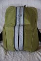 CRUMPLER MESSENGER HALF BOY BACKPACK\n\nFoto und Kommentar von Katharina Khn - VIELEN DANK!\n\nKommnetar:\n\nHallo Jrg,\n\nanbei ein paar Bilder von meinem neuen Begleiter.\n\nAuf den Fotos ist leider nicht wirklich zu sehen, was alles drin war:\n\n- Sony a300 mit Linse\n- Zoomobjektiv\n- Kitlinse\n- Filterset\n- Blitz\n- SIGG-Flasche, 1 Liter\n- Buch\n- 3 Speicherkarten\n- Notizblock DIN A6\n- 2x Pack Taschentcher\nund es gibt noch Platz fr ein weiteres Objektiv.\n\nDie Inneneinteilung kann komplett gendert werden, die Klettstreifen \nfinden am Innenfutter berall Halt. Der Boden zwischen Fotoabteil und \nDaypack kann geffnet werden.\n\nDer ungewhnliche Eingriff im Rcken ist kein Problem, ich finde es \nsehr praktisch.  Das Schne daran ist, dass der Rucksack nicht \nkomplett abgesetzt werden muss.\nDas Rausnehmen der Kamera ist einfach, nur wenn das Zoom dran ist, \nbrauche ich lnger, bis die Kamera wieder richtig drin ist.\n\nSchnen Tag noch\nKaya