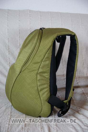 CRUMPLER MESSENGER HALF BOY BACKPACK\n\nFoto und Kommentar von Katharina Khn - VIELEN DANK!\n\nKommnetar:\n\nHallo Jrg,\n\nanbei ein paar Bilder von meinem neuen Begleiter.\n\nAuf den Fotos ist leider nicht wirklich zu sehen, was alles drin war:\n\n- Sony a300 mit Linse\n- Zoomobjektiv\n- Kitlinse\n- Filterset\n- Blitz\n- SIGG-Flasche, 1 Liter\n- Buch\n- 3 Speicherkarten\n- Notizblock DIN A6\n- 2x Pack Taschentcher\nund es gibt noch Platz fr ein weiteres Objektiv.\n\nDie Inneneinteilung kann komplett gendert werden, die Klettstreifen \nfinden am Innenfutter berall Halt. Der Boden zwischen Fotoabteil und \nDaypack kann geffnet werden.\n\nDer ungewhnliche Eingriff im Rcken ist kein Problem, ich finde es \nsehr praktisch.  Das Schne daran ist, dass der Rucksack nicht \nkomplett abgesetzt werden muss.\nDas Rausnehmen der Kamera ist einfach, nur wenn das Zoom dran ist, \nbrauche ich lnger, bis die Kamera wieder richtig drin ist.\n\nSchnen Tag noch\nKaya