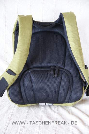 CRUMPLER MESSENGER HALF BOY BACKPACK\n\nFoto und Kommentar von Katharina Khn - VIELEN DANK!\n\nKommnetar:\n\nHallo Jrg,\n\nanbei ein paar Bilder von meinem neuen Begleiter.\n\nAuf den Fotos ist leider nicht wirklich zu sehen, was alles drin war:\n\n- Sony a300 mit Linse\n- Zoomobjektiv\n- Kitlinse\n- Filterset\n- Blitz\n- SIGG-Flasche, 1 Liter\n- Buch\n- 3 Speicherkarten\n- Notizblock DIN A6\n- 2x Pack Taschentcher\nund es gibt noch Platz fr ein weiteres Objektiv.\n\nDie Inneneinteilung kann komplett gendert werden, die Klettstreifen \nfinden am Innenfutter berall Halt. Der Boden zwischen Fotoabteil und \nDaypack kann geffnet werden.\n\nDer ungewhnliche Eingriff im Rcken ist kein Problem, ich finde es \nsehr praktisch.  Das Schne daran ist, dass der Rucksack nicht \nkomplett abgesetzt werden muss.\nDas Rausnehmen der Kamera ist einfach, nur wenn das Zoom dran ist, \nbrauche ich lnger, bis die Kamera wieder richtig drin ist.\n\nSchnen Tag noch\nKaya
