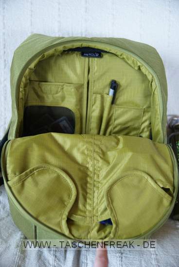 CRUMPLER MESSENGER HALF BOY BACKPACK\n\nFoto und Kommentar von Katharina Khn - VIELEN DANK!\n\nKommnetar:\n\nHallo Jrg,\n\nanbei ein paar Bilder von meinem neuen Begleiter.\n\nAuf den Fotos ist leider nicht wirklich zu sehen, was alles drin war:\n\n- Sony a300 mit Linse\n- Zoomobjektiv\n- Kitlinse\n- Filterset\n- Blitz\n- SIGG-Flasche, 1 Liter\n- Buch\n- 3 Speicherkarten\n- Notizblock DIN A6\n- 2x Pack Taschentcher\nund es gibt noch Platz fr ein weiteres Objektiv.\n\nDie Inneneinteilung kann komplett gendert werden, die Klettstreifen \nfinden am Innenfutter berall Halt. Der Boden zwischen Fotoabteil und \nDaypack kann geffnet werden.\n\nDer ungewhnliche Eingriff im Rcken ist kein Problem, ich finde es \nsehr praktisch.  Das Schne daran ist, dass der Rucksack nicht \nkomplett abgesetzt werden muss.\nDas Rausnehmen der Kamera ist einfach, nur wenn das Zoom dran ist, \nbrauche ich lnger, bis die Kamera wieder richtig drin ist.\n\nSchnen Tag noch\nKaya