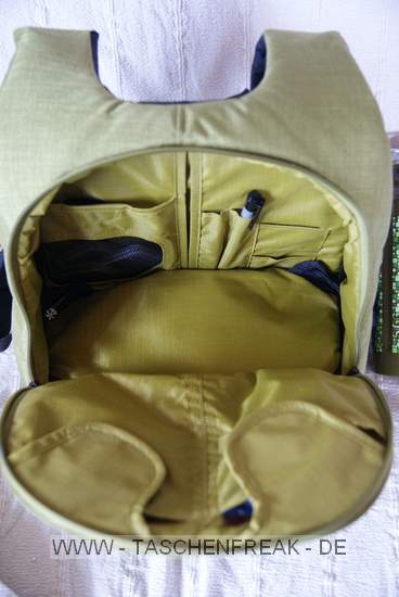CRUMPLER MESSENGER HALF BOY BACKPACK\n\nFoto und Kommentar von Katharina Kühn - VIELEN DANK!\n\nKommnetar:\n\nHallo Jörg,\n\nanbei ein paar Bilder von meinem neuen Begleiter.\n\nAuf den Fotos ist leider nicht wirklich zu sehen, was alles drin war:\n\n- Sony a300 mit Linse\n- Zoomobjektiv\n- Kitlinse\n- Filterset\n- Blitz\n- SIGG-Flasche, 1 Liter\n- Buch\n- 3 Speicherkarten\n- Notizblock DIN A6\n- 2x Pack Taschentücher\nund es gibt noch Platz für ein weiteres Objektiv.\n\nDie Inneneinteilung kann komplett geändert werden, die Klettstreifen \nfinden am Innenfutter überall Halt. Der Boden zwischen Fotoabteil und \nDaypack kann geöffnet werden.\n\nDer ungewöhnliche Eingriff im Rücken ist kein Problem, ich finde es \nsehr praktisch.  Das Schöne daran ist, dass der Rucksack nicht \nkomplett abgesetzt werden muss.\nDas Rausnehmen der Kamera ist einfach, nur wenn das Zoom dran ist, \nbrauche ich länger, bis die Kamera wieder richtig drin ist.\n\nSchönen Tag noch\nKaya