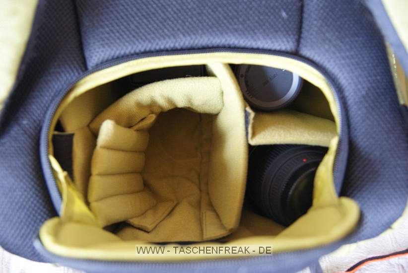 CRUMPLER MESSENGER HALF BOY BACKPACK\n\nFoto und Kommentar von Katharina Khn - VIELEN DANK!\n\nKommnetar:\n\nHallo Jrg,\n\nanbei ein paar Bilder von meinem neuen Begleiter.\n\nAuf den Fotos ist leider nicht wirklich zu sehen, was alles drin war:\n\n- Sony a300 mit Linse\n- Zoomobjektiv\n- Kitlinse\n- Filterset\n- Blitz\n- SIGG-Flasche, 1 Liter\n- Buch\n- 3 Speicherkarten\n- Notizblock DIN A6\n- 2x Pack Taschentcher\nund es gibt noch Platz fr ein weiteres Objektiv.\n\nDie Inneneinteilung kann komplett gendert werden, die Klettstreifen \nfinden am Innenfutter berall Halt. Der Boden zwischen Fotoabteil und \nDaypack kann geffnet werden.\n\nDer ungewhnliche Eingriff im Rcken ist kein Problem, ich finde es \nsehr praktisch.  Das Schne daran ist, dass der Rucksack nicht \nkomplett abgesetzt werden muss.\nDas Rausnehmen der Kamera ist einfach, nur wenn das Zoom dran ist, \nbrauche ich lnger, bis die Kamera wieder richtig drin ist.\n\nSchnen Tag noch\nKaya