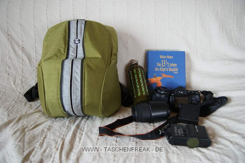 CRUMPLER MESSENGER HALF BOY BACKPACK\n\nFoto und Kommentar von Katharina Khn - VIELEN DANK!\n\nKommnetar:\n\nHallo Jrg,\n\nanbei ein paar Bilder von meinem neuen Begleiter.\n\nAuf den Fotos ist leider nicht wirklich zu sehen, was alles drin war:\n\n- Sony a300 mit Linse\n- Zoomobjektiv\n- Kitlinse\n- Filterset\n- Blitz\n- SIGG-Flasche, 1 Liter\n- Buch\n- 3 Speicherkarten\n- Notizblock DIN A6\n- 2x Pack Taschentcher\nund es gibt noch Platz fr ein weiteres Objektiv.\n\nDie Inneneinteilung kann komplett gendert werden, die Klettstreifen \nfinden am Innenfutter berall Halt. Der Boden zwischen Fotoabteil und \nDaypack kann geffnet werden.\n\nDer ungewhnliche Eingriff im Rcken ist kein Problem, ich finde es \nsehr praktisch.  Das Schne daran ist, dass der Rucksack nicht \nkomplett abgesetzt werden muss.\nDas Rausnehmen der Kamera ist einfach, nur wenn das Zoom dran ist, \nbrauche ich lnger, bis die Kamera wieder richtig drin ist.\n\nSchnen Tag noch\nKaya