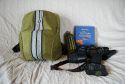 CRUMPLER MESSENGER HALF BOY BACKPACK\n\nFoto und Kommentar von Katharina Khn - VIELEN DANK!\n\nKommnetar:\n\nHallo Jrg,\n\nanbei ein paar Bilder von meinem neuen Begleiter.\n\nAuf den Fotos ist leider nicht wirklich zu sehen, was alles drin war:\n\n- Sony a300 mit Linse\n- Zoomobjektiv\n- Kitlinse\n- Filterset\n- Blitz\n- SIGG-Flasche, 1 Liter\n- Buch\n- 3 Speicherkarten\n- Notizblock DIN A6\n- 2x Pack Taschentcher\nund es gibt noch Platz fr ein weiteres Objektiv.\n\nDie Inneneinteilung kann komplett gendert werden, die Klettstreifen \nfinden am Innenfutter berall Halt. Der Boden zwischen Fotoabteil und \nDaypack kann geffnet werden.\n\nDer ungewhnliche Eingriff im Rcken ist kein Problem, ich finde es \nsehr praktisch.  Das Schne daran ist, dass der Rucksack nicht \nkomplett abgesetzt werden muss.\nDas Rausnehmen der Kamera ist einfach, nur wenn das Zoom dran ist, \nbrauche ich lnger, bis die Kamera wieder richtig drin ist.\n\nSchnen Tag noch\nKaya