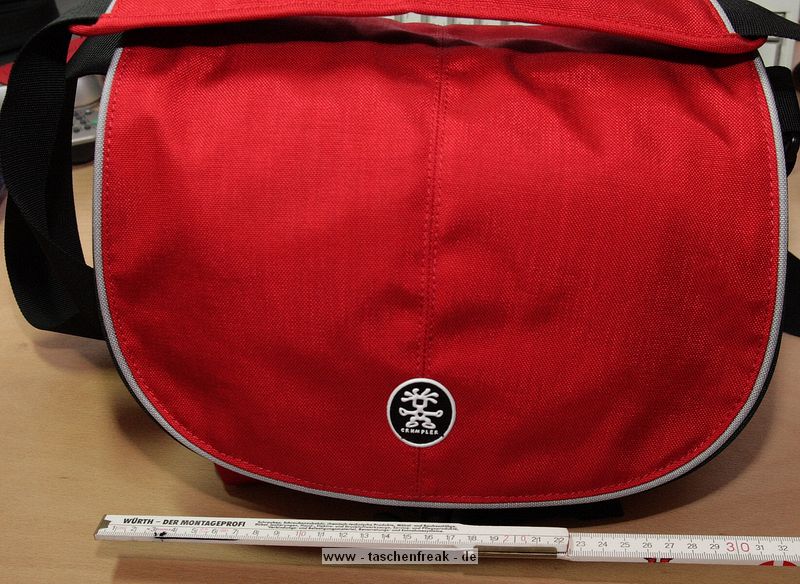CRUMPLER MUFFIN TOP 5500\n\nBilder und Text von Christian Veith - VIELEN DANK!\n\nKommentar:\n\nHi Jrg,\n\nhier mal ein paar bilder zur Muffin Top 5500 von Crumpler. Die fehlen \nbisher noch in deiner Sammlung.\n\nDie Tasche ist meiner Meinung nach sehr gut verarbeitet und von den \nEinteilmglichkeiten sehr flexibel. Crumpler liefer 3 Trennstcke mit, \ndie mittels Klettband an der Tasche befestigt werden knnen.\nVon der Gre her ist sie eigentlich optimal fr den \nSonntagsspaziergang.\n\nBild 1, 2 und 5 zeigen unterschiedliche Beladungen der Tasche.\n\nBild 1: Metz Mecablitz 58 AF1-C, Canon EF 50 1,8, EOS 400D mit BG-E3 und Tamron 17-50 2,8\n\nBild 2 und 5: EF 70-200 F/4.0, Canon EF 50 1,8, EOS 400D mit BG-E3 und   Tamron 17-50 2,8\n\nBild 4: Vorne bietet die Tasche noch ein Fach fr den blichen Kleinkram (Speicherkarten usw.)\n\nGru\n\nChristian