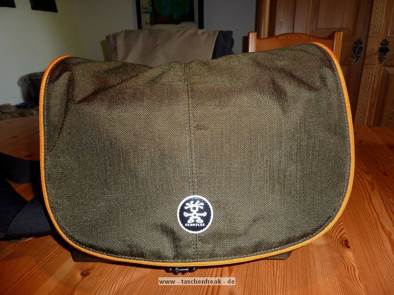 CRUMPLER MUFFIN TOP 5500\n\nFoto von Robert Mayr - VIELEN DANK!\n\nKommentar:\n\nvorab, es handelt sich um eine Crumpler Muffin Top 5500 in olive/orange die mit folgendem bestckt wird:\n- Canon 400D + BG-E3\n- Tamron 17-50 2.8 mit umgedreht angesetzter Geli\n- Canon 50 1.8 II\n- Canon 70-200 4.0 L mit umgedreht angesetzter Geli