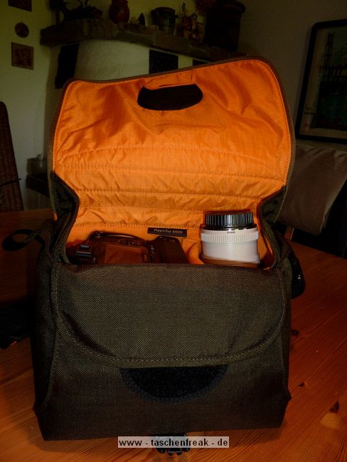 CRUMPLER MUFFIN TOP 5500\n\nFoto von Robert Mayr - VIELEN DANK!\n\nKommentar:\n\nvorab, es handelt sich um eine Crumpler Muffin Top 5500 in olive/orange die mit folgendem bestckt wird:\n- Canon 400D + BG-E3\n- Tamron 17-50 2.8 mit umgedreht angesetzter Geli\n- Canon 50 1.8 II\n- Canon 70-200 4.0 L mit umgedreht angesetzter Geli