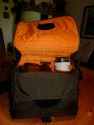 CRUMPLER MUFFIN TOP 5500\n\nFoto von Robert Mayr - VIELEN DANK!\n\nKommentar:\n\nvorab, es handelt sich um eine Crumpler Muffin Top 5500 in olive/orange die mit folgendem bestckt wird:\n- Canon 400D + BG-E3\n- Tamron 17-50 2.8 mit umgedreht angesetzter Geli\n- Canon 50 1.8 II\n- Canon 70-200 4.0 L mit umgedreht angesetzter Geli