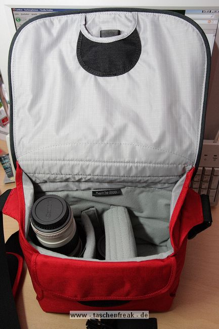CRUMPLER MUFFIN TOP 5500\n\nBilder und Text von Christian Veith - VIELEN DANK!\n\nKommentar:\n\nHi Jrg,\n\nhier mal ein paar bilder zur Muffin Top 5500 von Crumpler. Die fehlen \nbisher noch in deiner Sammlung.\n\nDie Tasche ist meiner Meinung nach sehr gut verarbeitet und von den \nEinteilmglichkeiten sehr flexibel. Crumpler liefer 3 Trennstcke mit, \ndie mittels Klettband an der Tasche befestigt werden knnen.\nVon der Gre her ist sie eigentlich optimal fr den \nSonntagsspaziergang.\n\nBild 1, 2 und 5 zeigen unterschiedliche Beladungen der Tasche.\n\nBild 1: Metz Mecablitz 58 AF1-C, Canon EF 50 1,8, EOS 400D mit BG-E3 und Tamron 17-50 2,8\n\nBild 2 und 5: EF 70-200 F/4.0, Canon EF 50 1,8, EOS 400D mit BG-E3 und   Tamron 17-50 2,8\n\nBild 4: Vorne bietet die Tasche noch ein Fach fr den blichen Kleinkram (Speicherkarten usw.)\n\nGru\n\nChristian