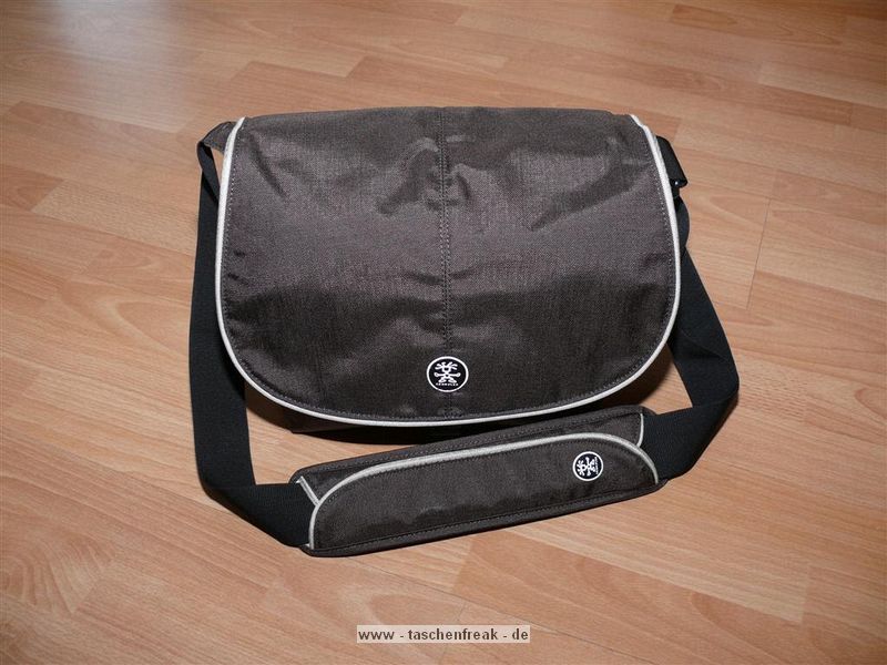 CRUMPLER MUFFIN TOP 7500\n\nFoto und Text von Marcus Mund - VIELEN DANK!\n\nKommentar:\n\nHallo Jrg!\n\nFinde Deine Seite echt klasse, ist eine super Entscheidungshilfe, wenn man sich eine neue Tasche zulegen mchte. Habe mir heute die Crumpler Muffin Top 7500 gekauft und gleich bestckt. Bilder davon habe ich beigefgt.\n\nWas gibt?s auf den Bilder zu sehen?\n- meine neue Crumpler Muffin Top 7500 in Espresso/Sand\n- Canon EOS 450D mit angesetztem Batteriegriff und angesetztem Tamron AF 18-270mm F/3,5 -6,3 Di II VC LD mit umgekehrt montierter Gegenlichtblende (auf den "offenen" Bildern jeweils in der Mitte)\n- Sigma 10-20mm F4-5,6 EX DC HSM mit umgekehrt montierter Gegenlichtblende (auf den "offenen" Bilder jeweils rechts oben)\n- Canon EF 50mm 1:1.8 II mit umgekehrt montierter Gegenlichtblende (auf den "offenen" Bildern jeweils links unten)\n- Nissin Di622 (auf den "offenen" Bildern jeweils links oben)\n- div. Zubehr\n\nVielleicht magst Du die Bilder ja einstellen?\n\nViele Gre,\nMarcus