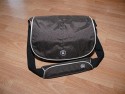 CRUMPLER MUFFIN TOP 7500\n\nFoto und Text von Marcus Mund - VIELEN DANK!\n\nKommentar:\n\nHallo Jrg!\n\nFinde Deine Seite echt klasse, ist eine super Entscheidungshilfe, wenn man sich eine neue Tasche zulegen mchte. Habe mir heute die Crumpler Muffin Top 7500 gekauft und gleich bestckt. Bilder davon habe ich beigefgt.\n\nWas gibt?s auf den Bilder zu sehen?\n- meine neue Crumpler Muffin Top 7500 in Espresso/Sand\n- Canon EOS 450D mit angesetztem Batteriegriff und angesetztem Tamron AF 18-270mm F/3,5 -6,3 Di II VC LD mit umgekehrt montierter Gegenlichtblende (auf den "offenen" Bildern jeweils in der Mitte)\n- Sigma 10-20mm F4-5,6 EX DC HSM mit umgekehrt montierter Gegenlichtblende (auf den "offenen" Bilder jeweils rechts oben)\n- Canon EF 50mm 1:1.8 II mit umgekehrt montierter Gegenlichtblende (auf den "offenen" Bildern jeweils links unten)\n- Nissin Di622 (auf den "offenen" Bildern jeweils links oben)\n- div. Zubehr\n\nVielleicht magst Du die Bilder ja einstellen?\n\nViele Gre,\nMarcus