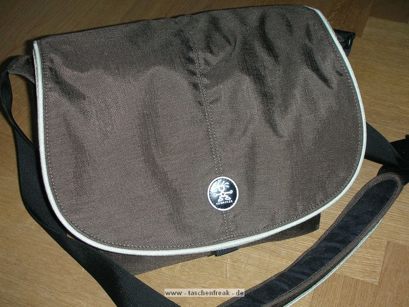 CRUMPLER MUFFIN TOP 7500\n\nFoto und Text von Stefan Hahn - VIELEN DANK!\n\nKommentar:\n\n\nHallo,\n \ndas ist meine Crumpler Muffin Top 7500 in Espresso/Sand\n \nDas Teilchen ist Klasse - denn sie ist h�bsch, l�sst sich super tragen, ist nicht zu gross im Aussehen aber gross was alles reinpasst. \n \n Im Hauptfach habe ich folgendes:\n Body Fuji S5Pro \n 4 Objektive (Nikkor 16-85VR, Nikkor 50mm 1.8 mit Geli, Nikkor 35-70 mit Retroadapter, Sigma 70-210 2.8 APO) \n 2 Telekonverter Kenko 1.5x und Kenko 2.0x (im Beutel)\nVorne passt dann noch locker das Zubeh�r rein:\nBlitz Nikon SB-400 \nDiverse Speicherkarten \nErsatzakku und -Batterien\nciao,\nStefan