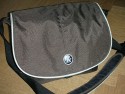 CRUMPLER MUFFIN TOP 7500\n\nFoto und Text von Stefan Hahn - VIELEN DANK!\n\nKommentar:\n\n\nHallo,\n \ndas ist meine Crumpler Muffin Top 7500 in Espresso/Sand\n \nDas Teilchen ist Klasse - denn sie ist hbsch, lsst sich super tragen, ist nicht zu gross im Aussehen aber gross was alles reinpasst. \n \n Im Hauptfach habe ich folgendes:\n Body Fuji S5Pro \n 4 Objektive (Nikkor 16-85VR, Nikkor 50mm 1.8 mit Geli, Nikkor 35-70 mit Retroadapter, Sigma 70-210 2.8 APO) \n 2 Telekonverter Kenko 1.5x und Kenko 2.0x (im Beutel)\nVorne passt dann noch locker das Zubehr rein:\nBlitz Nikon SB-400 \nDiverse Speicherkarten \nErsatzakku und -Batterien\nciao,\nStefan