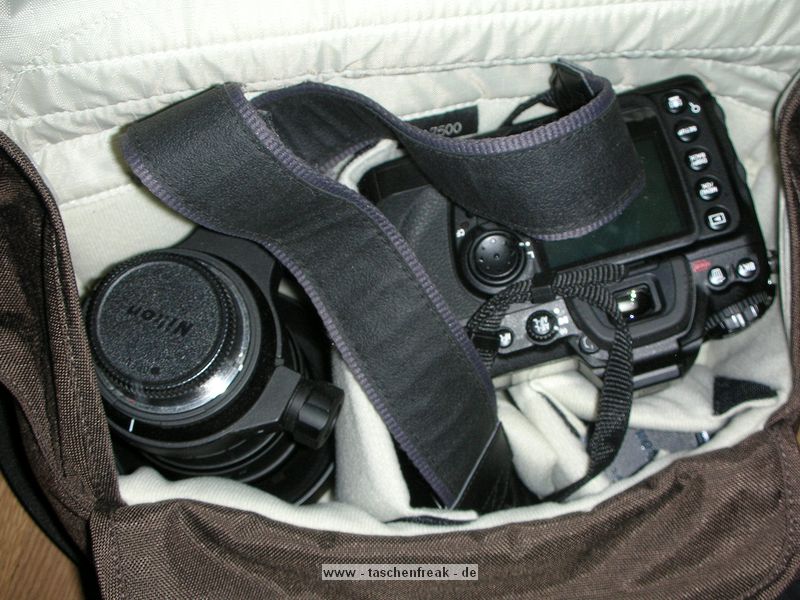 CRUMPLER MUFFIN TOP 7500\n\nFoto und Text von Stefan Hahn - VIELEN DANK!\n\nKommentar:\n\n\nHallo,\n \ndas ist meine Crumpler Muffin Top 7500 in Espresso/Sand\n \nDas Teilchen ist Klasse - denn sie ist hbsch, lsst sich super tragen, ist nicht zu gross im Aussehen aber gross was alles reinpasst. \n \n Im Hauptfach habe ich folgendes:\n Body Fuji S5Pro \n 4 Objektive (Nikkor 16-85VR, Nikkor 50mm 1.8 mit Geli, Nikkor 35-70 mit Retroadapter, Sigma 70-210 2.8 APO) \n 2 Telekonverter Kenko 1.5x und Kenko 2.0x (im Beutel)\nVorne passt dann noch locker das Zubehr rein:\nBlitz Nikon SB-400 \nDiverse Speicherkarten \nErsatzakku und -Batterien\nciao,\nStefan