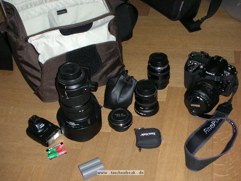 CRUMPLER MUFFIN TOP 7500\n\nFoto und Text von Stefan Hahn - VIELEN DANK!\n\nKommentar:\n\n\nHallo,\n \ndas ist meine Crumpler Muffin Top 7500 in Espresso/Sand\n \nDas Teilchen ist Klasse - denn sie ist hbsch, lsst sich super tragen, ist nicht zu gross im Aussehen aber gross was alles reinpasst. \n \n Im Hauptfach habe ich folgendes:\n Body Fuji S5Pro \n 4 Objektive (Nikkor 16-85VR, Nikkor 50mm 1.8 mit Geli, Nikkor 35-70 mit Retroadapter, Sigma 70-210 2.8 APO) \n 2 Telekonverter Kenko 1.5x und Kenko 2.0x (im Beutel)\nVorne passt dann noch locker das Zubehr rein:\nBlitz Nikon SB-400 \nDiverse Speicherkarten \nErsatzakku und -Batterien\nciao,\nStefan