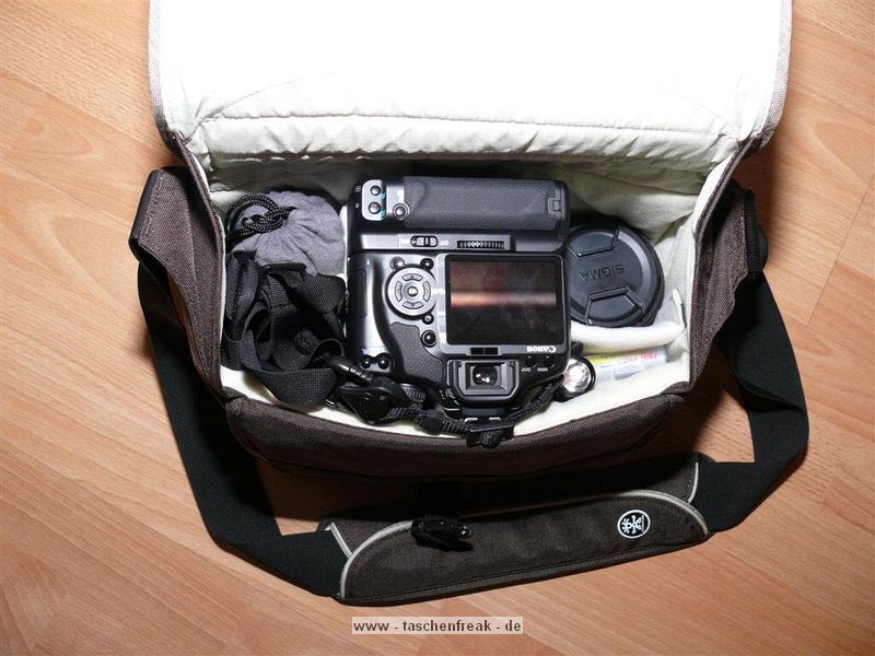 CRUMPLER MUFFIN TOP 7500\n\nFoto und Text von Marcus Mund - VIELEN DANK!\n\nKommentar:\n\nHallo J�rg!\n\nFinde Deine Seite echt klasse, ist eine super Entscheidungshilfe, wenn man sich eine neue Tasche zulegen m�chte. Habe mir heute die Crumpler Muffin Top 7500 gekauft und gleich best�ckt. Bilder davon habe ich beigef�gt.\n\nWas gibt?s auf den Bilder zu sehen?\n- meine neue Crumpler Muffin Top 7500 in Espresso/Sand\n- Canon EOS 450D mit angesetztem Batteriegriff und angesetztem Tamron AF 18-270mm F/3,5 -6,3 Di II VC LD mit umgekehrt montierter Gegenlichtblende (auf den "offenen" Bildern jeweils in der Mitte)\n- Sigma 10-20mm F4-5,6 EX DC HSM mit umgekehrt montierter Gegenlichtblende (auf den "offenen" Bilder jeweils rechts oben)\n- Canon EF 50mm 1:1.8 II mit umgekehrt montierter Gegenlichtblende (auf den "offenen" Bildern jeweils links unten)\n- Nissin Di622 (auf den "offenen" Bildern jeweils links oben)\n- div. Zubeh�r\n\nVielleicht magst Du die Bilder ja einstellen?\n\nViele Gr��e,\nMarcus