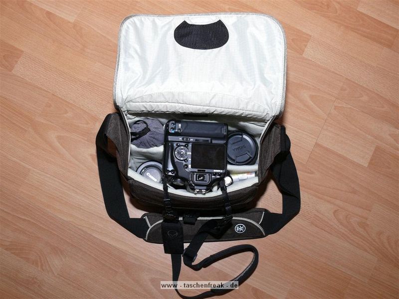 CRUMPLER MUFFIN TOP 7500\n\nFoto und Text von Marcus Mund - VIELEN DANK!\n\nKommentar:\n\nHallo Jrg!\n\nFinde Deine Seite echt klasse, ist eine super Entscheidungshilfe, wenn man sich eine neue Tasche zulegen mchte. Habe mir heute die Crumpler Muffin Top 7500 gekauft und gleich bestckt. Bilder davon habe ich beigefgt.\n\nWas gibt?s auf den Bilder zu sehen?\n- meine neue Crumpler Muffin Top 7500 in Espresso/Sand\n- Canon EOS 450D mit angesetztem Batteriegriff und angesetztem Tamron AF 18-270mm F/3,5 -6,3 Di II VC LD mit umgekehrt montierter Gegenlichtblende (auf den "offenen" Bildern jeweils in der Mitte)\n- Sigma 10-20mm F4-5,6 EX DC HSM mit umgekehrt montierter Gegenlichtblende (auf den "offenen" Bilder jeweils rechts oben)\n- Canon EF 50mm 1:1.8 II mit umgekehrt montierter Gegenlichtblende (auf den "offenen" Bildern jeweils links unten)\n- Nissin Di622 (auf den "offenen" Bildern jeweils links oben)\n- div. Zubehr\n\nVielleicht magst Du die Bilder ja einstellen?\n\nViele Gre,\nMarcus
