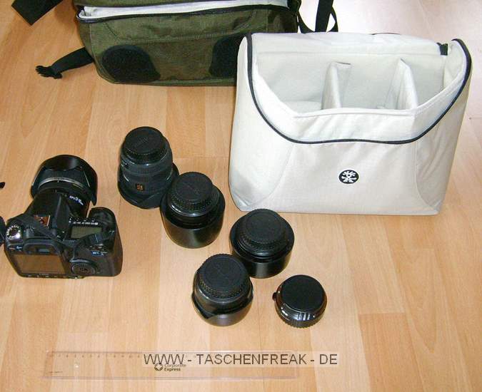 CRUMPLER - NEW DEHLI 510\n\nFoto von Gregor Domhan - VIELEN DANK!\n\nKommentar:\n\nDie ganz neue Tasche von Crumpler ist nicht nur eine Foto-Tasche, sondern eine Allzweck-Tasche. Das Fachteil für das Foto-Equipment kann ganz leicht entfernt werden.\n\nDurch das große Schulterpolster trägt sich die Tasche auch noch nach ein paar Stunden angenehm. Nur empfiehlt es sich, die Tasche mal links und mal rechts zu tragen um gleichmäßig belastet zu sein.\n\nIn die Tasche passen ohne Probleme:\n\nVariation 1:\n40D (ohne BG-E) mit angesetzten 17-85er, Zwischenring, 50/1,4 , 28/1,8 , 85/1,8 , Sigma 10-20.\nVariation 2:\n40D (ohne BG-E), mit angesetzten 17-40er, Zwischenring, 50/1,4 , Sigma 10-20 und 70-300 IS.\n\nFazit: \nSieht verdammt schick aus! Passt mehr rein als gedacht. Verarbeitung ist sehr gut. Weiterhin ist die Tasche nicht sofort als Fototasche zu erkennen.\n\nDie Größeren Modelle von Crumpler (620,770) würde ich aufgrund des Gewichtes nicht für ausgedehnte Touren empfehlen.