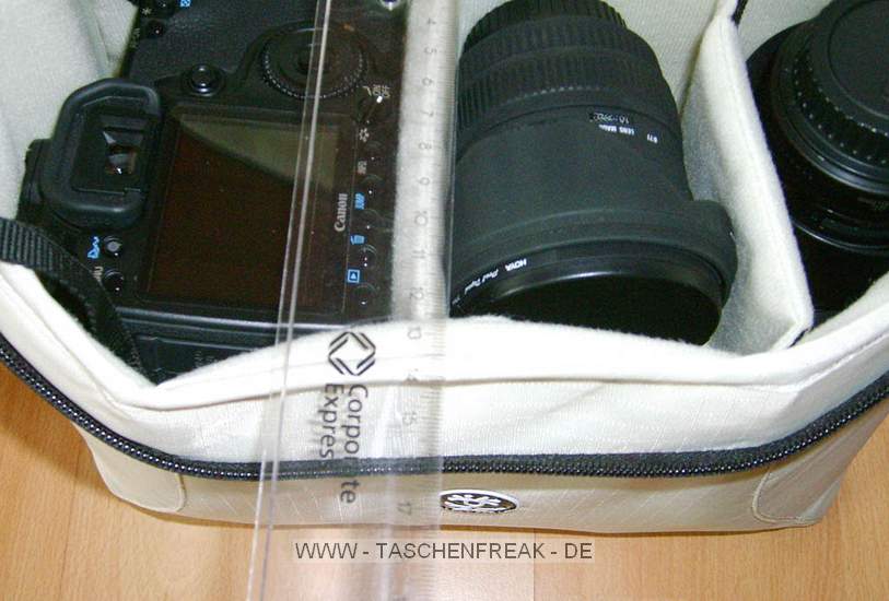 CRUMPLER - NEW DEHLI 510\n\nFoto von Gregor Domhan - VIELEN DANK!\n\nKommentar:\n\nDie ganz neue Tasche von Crumpler ist nicht nur eine Foto-Tasche, sondern eine Allzweck-Tasche. Das Fachteil für das Foto-Equipment kann ganz leicht entfernt werden.\n\nDurch das große Schulterpolster trägt sich die Tasche auch noch nach ein paar Stunden angenehm. Nur empfiehlt es sich, die Tasche mal links und mal rechts zu tragen um gleichmäßig belastet zu sein.\n\nIn die Tasche passen ohne Probleme:\n\nVariation 1:\n40D (ohne BG-E) mit angesetzten 17-85er, Zwischenring, 50/1,4 , 28/1,8 , 85/1,8 , Sigma 10-20.\nVariation 2:\n40D (ohne BG-E), mit angesetzten 17-40er, Zwischenring, 50/1,4 , Sigma 10-20 und 70-300 IS.\n\nFazit: \nSieht verdammt schick aus! Passt mehr rein als gedacht. Verarbeitung ist sehr gut. Weiterhin ist die Tasche nicht sofort als Fototasche zu erkennen.\n\nDie Größeren Modelle von Crumpler (620,770) würde ich aufgrund des Gewichtes nicht für ausgedehnte Touren empfehlen.