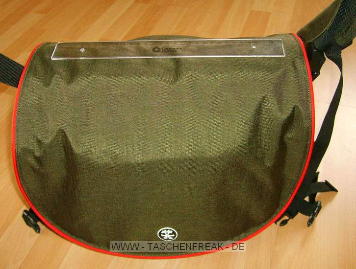 CRUMPLER - NEW DEHLI 510\n\nFoto von Gregor Domhan - VIELEN DANK!\n\nKommentar:\n\nDie ganz neue Tasche von Crumpler ist nicht nur eine Foto-Tasche, sondern eine Allzweck-Tasche. Das Fachteil fr das Foto-Equipment kann ganz leicht entfernt werden.\n\nDurch das groe Schulterpolster trgt sich die Tasche auch noch nach ein paar Stunden angenehm. Nur empfiehlt es sich, die Tasche mal links und mal rechts zu tragen um gleichmig belastet zu sein.\n\nIn die Tasche passen ohne Probleme:\n\nVariation 1:\n40D (ohne BG-E) mit angesetzten 17-85er, Zwischenring, 50/1,4 , 28/1,8 , 85/1,8 , Sigma 10-20.\nVariation 2:\n40D (ohne BG-E), mit angesetzten 17-40er, Zwischenring, 50/1,4 , Sigma 10-20 und 70-300 IS.\n\nFazit: \nSieht verdammt schick aus! Passt mehr rein als gedacht. Verarbeitung ist sehr gut. Weiterhin ist die Tasche nicht sofort als Fototasche zu erkennen.\n\nDie Greren Modelle von Crumpler (620,770) wrde ich aufgrund des Gewichtes nicht fr ausgedehnte Touren empfehlen.