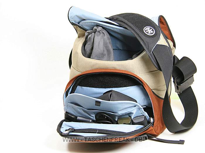 Crumpler Next Venue\n\nFoto von Focke Hagen - VIELEN DANK!\n\nKommentar des Nutzers:\n\nHab meine Crumpler Fototasche Next Venue bei Ebay verkauft. \n\nVielleicht kannst Du ja noch die Bilder fr diese superinformative Seite gebrauchen!?\n\n \n\nFassungsvermgen der Tasche: \n\nEos 20D, EF 70-200 4L (auch angesetzt), EF-S 17-85 IS USM, EF 1.8/50, Speedlite 430 EX, Kabelfernauslser, Akkus, Speicher, Filter, Zigaretten, etc