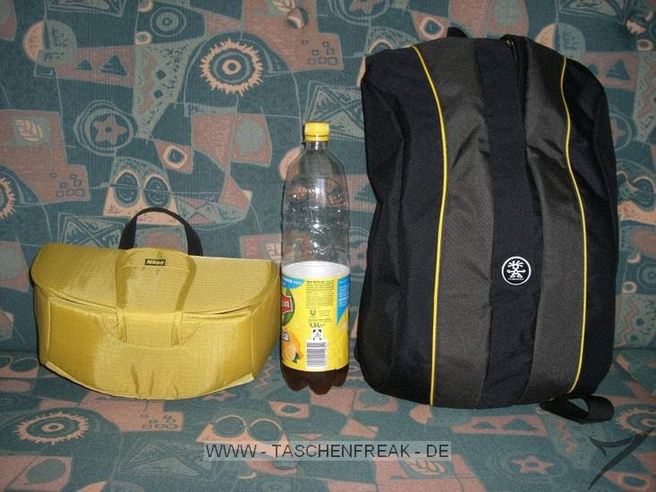 CRUMPLER NIKON THIS (CF-EU03)\n\nFoto von Johannes David Ganzenmller - VIELEN DANK!\n\nKommentar des Nutzers:\n\nHallo,\nerstmal ein dickes Lob fr die Seite und nun kurz zu den Bildern:\n\n1. Bild:\nStandardaufteilung der inneren "Fotobox", mit Nokia 6230i als Grenvergleich\n\n2.Bild:\nKleine Testaufteilung um das Packvolumen zu verdeutlichen, leider hab ich noch kein zweites Objektiv, daher hab ich nur mal den Beutel vom Kit reingelegt. Es ist aber Platz fr ein greres Objektiv oder einen Blitz.\n\n3.Bild:\nRucksack mit ausgebauter Fotobox und zum Vergleich eine 1,5l Flasche daneben\n\n4.Bild:\nDer Rucksack von hinten. Es ist eine Seitentasche erkennbar, in die man zB weiteres Kleinkram oder ein Handy packen kann. Zudem sieht man, das der Reiverschlu bis nach fast ganz unten geht um so leichter an die am Boden befindende Fotobox zu gelangen.\n\n5.Bild:\nDer geffnete Rucksack von vorne (man sieht unten die Fotobox)\n\nMfG\nJohannes David Ganzenmller