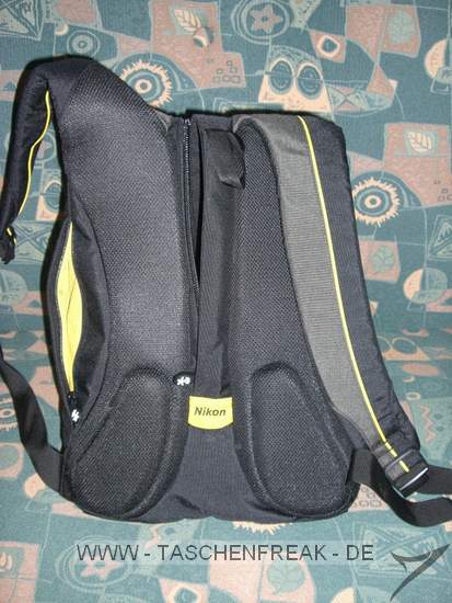 CRUMPLER NIKON THIS (CF-EU03)\n\nFoto von Johannes David Ganzenmller - VIELEN DANK!\n\nKommentar des Nutzers:\n\nHallo,\nerstmal ein dickes Lob fr die Seite und nun kurz zu den Bildern:\n\n1. Bild:\nStandardaufteilung der inneren "Fotobox", mit Nokia 6230i als Grenvergleich\n\n2.Bild:\nKleine Testaufteilung um das Packvolumen zu verdeutlichen, leider hab ich noch kein zweites Objektiv, daher hab ich nur mal den Beutel vom Kit reingelegt. Es ist aber Platz fr ein greres Objektiv oder einen Blitz.\n\n3.Bild:\nRucksack mit ausgebauter Fotobox und zum Vergleich eine 1,5l Flasche daneben\n\n4.Bild:\nDer Rucksack von hinten. Es ist eine Seitentasche erkennbar, in die man zB weiteres Kleinkram oder ein Handy packen kann. Zudem sieht man, das der Reiverschlu bis nach fast ganz unten geht um so leichter an die am Boden befindende Fotobox zu gelangen.\n\n5.Bild:\nDer geffnete Rucksack von vorne (man sieht unten die Fotobox)\n\nMfG\nJohannes David Ganzenmller