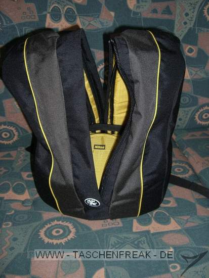 CRUMPLER NIKON THIS (CF-EU03)\n\nFoto von Johannes David Ganzenmller - VIELEN DANK!\n\nKommentar des Nutzers:\n\nHallo,\nerstmal ein dickes Lob fr die Seite und nun kurz zu den Bildern:\n\n1. Bild:\nStandardaufteilung der inneren "Fotobox", mit Nokia 6230i als Grenvergleich\n\n2.Bild:\nKleine Testaufteilung um das Packvolumen zu verdeutlichen, leider hab ich noch kein zweites Objektiv, daher hab ich nur mal den Beutel vom Kit reingelegt. Es ist aber Platz fr ein greres Objektiv oder einen Blitz.\n\n3.Bild:\nRucksack mit ausgebauter Fotobox und zum Vergleich eine 1,5l Flasche daneben\n\n4.Bild:\nDer Rucksack von hinten. Es ist eine Seitentasche erkennbar, in die man zB weiteres Kleinkram oder ein Handy packen kann. Zudem sieht man, das der Reiverschlu bis nach fast ganz unten geht um so leichter an die am Boden befindende Fotobox zu gelangen.\n\n5.Bild:\nDer geffnete Rucksack von vorne (man sieht unten die Fotobox)\n\nMfG\nJohannes David Ganzenmller