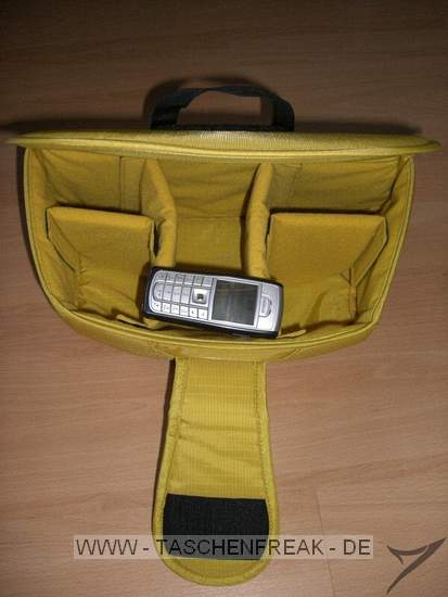CRUMPLER NIKON THIS (CF-EU03)\n\nFoto von Johannes David Ganzenmller - VIELEN DANK!\n\nKommentar des Nutzers:\n\nHallo,\nerstmal ein dickes Lob fr die Seite und nun kurz zu den Bildern:\n\n1. Bild:\nStandardaufteilung der inneren "Fotobox", mit Nokia 6230i als Grenvergleich\n\n2.Bild:\nKleine Testaufteilung um das Packvolumen zu verdeutlichen, leider hab ich noch kein zweites Objektiv, daher hab ich nur mal den Beutel vom Kit reingelegt. Es ist aber Platz fr ein greres Objektiv oder einen Blitz.\n\n3.Bild:\nRucksack mit ausgebauter Fotobox und zum Vergleich eine 1,5l Flasche daneben\n\n4.Bild:\nDer Rucksack von hinten. Es ist eine Seitentasche erkennbar, in die man zB weiteres Kleinkram oder ein Handy packen kann. Zudem sieht man, das der Reiverschlu bis nach fast ganz unten geht um so leichter an die am Boden befindende Fotobox zu gelangen.\n\n5.Bild:\nDer geffnete Rucksack von vorne (man sieht unten die Fotobox)\n\nMfG\nJohannes David Ganzenmller