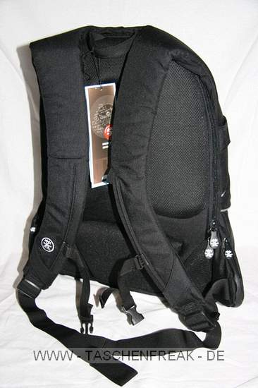 CRUMPLER OPULENT ROOSTER\n\nFoto von Susanne Krischke - VIELEN DANK FÜR DEIN MAIL!\n\nKommentar des Nutzers:\n\nHier ist er, mein Opulent Rooster von Crumpler:\nhttp://www.crumpler.de/?page=details&product_line=578\n\nAussenmass (cm): 36x53x24\nPhotofach (cm): 34x19x18 (Gehäuse, bis 4 Objektive)\nLaptopfach (cm): 34x28x4 (bis 17"W)\n\nIch wollte einen Rucksack den ich u.a. als Handgepäck für Flugreisen benutzen kann in dem Laptop, Fotoausrüstung und weiterer Kleinkram Platz findet. Ich bevorzuge Designs, die nicht sofort als Foto-/Laptoptasche erkannt werden. Irgendwie stieß ich da auf Crumpler. \n\nDie extrem gute, solide Verarbeitung fühlt sich spitze an und der Rucksack glänzt mit vielen Extrafächern und tollen Detaillösungen. Die Öffnungen der einzelnen Fächer sind nicht sehr auffällig, was ein unauffälliges-aus-der-Tasche-klauen erschweren dürfte. Das angenehme Tragesystem kann durch einen Hüftgurt mit Dokumentenfach erweitert werden (nicht mitgeliefert). Hinter dem gut gepolsterte Rückenteil verbirgt sich ein Laptopfach. \n\nDas Hauptfach ist groß: als Demo habe ich einen Volleyball reingesteckt, eine DVD in eine der zahlreichen Innentaschen. Das hintere Fach ist flach, ein DIN A4 Magazin geht nicht rein (Laptopfach), wohl aber Dokumente. Ein weiteres fast unsichtbares Fach entdeckt man, wenn man einen Reißverschluß über dem Fotofach öffnet: man klappt den Teil hoch und findet ettliche Innentaschen mit reichlich Platz für Kleinkram wie Filter, Kabel, Speicherkarten usw. \n\nGagig: ein sehr kleines Fach befindet sich in der seitlichen Polsterung des Tragegurtes, groß genug für einen kleinen Mp3-Player, Kopfhörerschlaufen sind am Trageriemen vorhanden. (Bild OR_009)\n\nDas Fotofach ist ganz unten, abgetrennt vom oberen Teil durch eine Trennwand, die bei Bedarf per Reisverschluß geöffnet werden kann. Die Polsterung für das Fotoequipment kann man entfernen und somit den Rucksack auch für andere Aktivitäten nutzen. Ohne der Fotofächer mit geöffneter Trennwand geht z.B. auch der Lowe Slingshot AW200 in den Opulent Rooster (Bild OR_010) - dann kann man also auch im Urlaub den genialen Slingshot verwenden und hat immer noch Platz für andere Sachen im Rucksack.\n\nMeine Ladung: Laptop 14"; Canon EOS 400D; Canon Objektive 10-22, 17-85 mit Geli, 70-300; Kleinkram. Ich habe kein weißes Monsterobjektiv, als Größendemo habe ich ein 1 Liter Tetrapack in die Tasche gepackt. Mit weißem Riesen paßt allerdings kein Objektiv an die Kamera. Das Hauptfach ist dann noch leer.