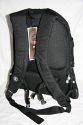 CRUMPLER OPULENT ROOSTER\n\nFoto von Susanne Krischke - VIELEN DANK FR DEIN MAIL!\n\nKommentar des Nutzers:\n\nHier ist er, mein Opulent Rooster von Crumpler:\nhttp://www.crumpler.de/?page=details&product_line=578\n\nAussenmass (cm): 36x53x24\nPhotofach (cm): 34x19x18 (Gehuse, bis 4 Objektive)\nLaptopfach (cm): 34x28x4 (bis 17"W)\n\nIch wollte einen Rucksack den ich u.a. als Handgepck fr Flugreisen benutzen kann in dem Laptop, Fotoausrstung und weiterer Kleinkram Platz findet. Ich bevorzuge Designs, die nicht sofort als Foto-/Laptoptasche erkannt werden. Irgendwie stie ich da auf Crumpler. \n\nDie extrem gute, solide Verarbeitung fhlt sich spitze an und der Rucksack glnzt mit vielen Extrafchern und tollen Detaillsungen. Die ffnungen der einzelnen Fcher sind nicht sehr auffllig, was ein unaufflliges-aus-der-Tasche-klauen erschweren drfte. Das angenehme Tragesystem kann durch einen Hftgurt mit Dokumentenfach erweitert werden (nicht mitgeliefert). Hinter dem gut gepolsterte Rckenteil verbirgt sich ein Laptopfach. \n\nDas Hauptfach ist gro: als Demo habe ich einen Volleyball reingesteckt, eine DVD in eine der zahlreichen Innentaschen. Das hintere Fach ist flach, ein DIN A4 Magazin geht nicht rein (Laptopfach), wohl aber Dokumente. Ein weiteres fast unsichtbares Fach entdeckt man, wenn man einen Reiverschlu ber dem Fotofach ffnet: man klappt den Teil hoch und findet ettliche Innentaschen mit reichlich Platz fr Kleinkram wie Filter, Kabel, Speicherkarten usw. \n\nGagig: ein sehr kleines Fach befindet sich in der seitlichen Polsterung des Tragegurtes, gro genug fr einen kleinen Mp3-Player, Kopfhrerschlaufen sind am Trageriemen vorhanden. (Bild OR_009)\n\nDas Fotofach ist ganz unten, abgetrennt vom oberen Teil durch eine Trennwand, die bei Bedarf per Reisverschlu geffnet werden kann. Die Polsterung fr das Fotoequipment kann man entfernen und somit den Rucksack auch fr andere Aktivitten nutzen. Ohne der Fotofcher mit geffneter Trennwand geht z.B. auch der Lowe Slingshot AW200 in den Opulent Rooster (Bild OR_010) - dann kann man also auch im Urlaub den genialen Slingshot verwenden und hat immer noch Platz fr andere Sachen im Rucksack.\n\nMeine Ladung: Laptop 14"; Canon EOS 400D; Canon Objektive 10-22, 17-85 mit Geli, 70-300; Kleinkram. Ich habe kein weies Monsterobjektiv, als Grendemo habe ich ein 1 Liter Tetrapack in die Tasche gepackt. Mit weiem Riesen pat allerdings kein Objektiv an die Kamera. Das Hauptfach ist dann noch leer.