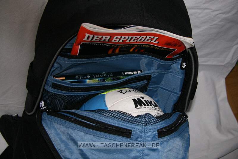 CRUMPLER OPULENT ROOSTER\n\nFoto von Susanne Krischke - VIELEN DANK FR DEIN MAIL!\n\nKommentar des Nutzers:\n\nHier ist er, mein Opulent Rooster von Crumpler:\nhttp://www.crumpler.de/?page=details&product_line=578\n\nAussenmass (cm): 36x53x24\nPhotofach (cm): 34x19x18 (Gehuse, bis 4 Objektive)\nLaptopfach (cm): 34x28x4 (bis 17"W)\n\nIch wollte einen Rucksack den ich u.a. als Handgepck fr Flugreisen benutzen kann in dem Laptop, Fotoausrstung und weiterer Kleinkram Platz findet. Ich bevorzuge Designs, die nicht sofort als Foto-/Laptoptasche erkannt werden. Irgendwie stie ich da auf Crumpler. \n\nDie extrem gute, solide Verarbeitung fhlt sich spitze an und der Rucksack glnzt mit vielen Extrafchern und tollen Detaillsungen. Die ffnungen der einzelnen Fcher sind nicht sehr auffllig, was ein unaufflliges-aus-der-Tasche-klauen erschweren drfte. Das angenehme Tragesystem kann durch einen Hftgurt mit Dokumentenfach erweitert werden (nicht mitgeliefert). Hinter dem gut gepolsterte Rckenteil verbirgt sich ein Laptopfach. \n\nDas Hauptfach ist gro: als Demo habe ich einen Volleyball reingesteckt, eine DVD in eine der zahlreichen Innentaschen. Das hintere Fach ist flach, ein DIN A4 Magazin geht nicht rein (Laptopfach), wohl aber Dokumente. Ein weiteres fast unsichtbares Fach entdeckt man, wenn man einen Reiverschlu ber dem Fotofach ffnet: man klappt den Teil hoch und findet ettliche Innentaschen mit reichlich Platz fr Kleinkram wie Filter, Kabel, Speicherkarten usw. \n\nGagig: ein sehr kleines Fach befindet sich in der seitlichen Polsterung des Tragegurtes, gro genug fr einen kleinen Mp3-Player, Kopfhrerschlaufen sind am Trageriemen vorhanden. (Bild OR_009)\n\nDas Fotofach ist ganz unten, abgetrennt vom oberen Teil durch eine Trennwand, die bei Bedarf per Reisverschlu geffnet werden kann. Die Polsterung fr das Fotoequipment kann man entfernen und somit den Rucksack auch fr andere Aktivitten nutzen. Ohne der Fotofcher mit geffneter Trennwand geht z.B. auch der Lowe Slingshot AW200 in den Opulent Rooster (Bild OR_010) - dann kann man also auch im Urlaub den genialen Slingshot verwenden und hat immer noch Platz fr andere Sachen im Rucksack.\n\nMeine Ladung: Laptop 14"; Canon EOS 400D; Canon Objektive 10-22, 17-85 mit Geli, 70-300; Kleinkram. Ich habe kein weies Monsterobjektiv, als Grendemo habe ich ein 1 Liter Tetrapack in die Tasche gepackt. Mit weiem Riesen pat allerdings kein Objektiv an die Kamera. Das Hauptfach ist dann noch leer.