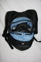 CRUMPLER OPULENT ROOSTER\n\nFoto von Susanne Krischke - VIELEN DANK FR DEIN MAIL!\n\nKommentar des Nutzers:\n\nHier ist er, mein Opulent Rooster von Crumpler:\nhttp://www.crumpler.de/?page=details&product_line=578\n\nAussenmass (cm): 36x53x24\nPhotofach (cm): 34x19x18 (Gehuse, bis 4 Objektive)\nLaptopfach (cm): 34x28x4 (bis 17"W)\n\nIch wollte einen Rucksack den ich u.a. als Handgepck fr Flugreisen benutzen kann in dem Laptop, Fotoausrstung und weiterer Kleinkram Platz findet. Ich bevorzuge Designs, die nicht sofort als Foto-/Laptoptasche erkannt werden. Irgendwie stie ich da auf Crumpler. \n\nDie extrem gute, solide Verarbeitung fhlt sich spitze an und der Rucksack glnzt mit vielen Extrafchern und tollen Detaillsungen. Die ffnungen der einzelnen Fcher sind nicht sehr auffllig, was ein unaufflliges-aus-der-Tasche-klauen erschweren drfte. Das angenehme Tragesystem kann durch einen Hftgurt mit Dokumentenfach erweitert werden (nicht mitgeliefert). Hinter dem gut gepolsterte Rckenteil verbirgt sich ein Laptopfach. \n\nDas Hauptfach ist gro: als Demo habe ich einen Volleyball reingesteckt, eine DVD in eine der zahlreichen Innentaschen. Das hintere Fach ist flach, ein DIN A4 Magazin geht nicht rein (Laptopfach), wohl aber Dokumente. Ein weiteres fast unsichtbares Fach entdeckt man, wenn man einen Reiverschlu ber dem Fotofach ffnet: man klappt den Teil hoch und findet ettliche Innentaschen mit reichlich Platz fr Kleinkram wie Filter, Kabel, Speicherkarten usw. \n\nGagig: ein sehr kleines Fach befindet sich in der seitlichen Polsterung des Tragegurtes, gro genug fr einen kleinen Mp3-Player, Kopfhrerschlaufen sind am Trageriemen vorhanden. (Bild OR_009)\n\nDas Fotofach ist ganz unten, abgetrennt vom oberen Teil durch eine Trennwand, die bei Bedarf per Reisverschlu geffnet werden kann. Die Polsterung fr das Fotoequipment kann man entfernen und somit den Rucksack auch fr andere Aktivitten nutzen. Ohne der Fotofcher mit geffneter Trennwand geht z.B. auch der Lowe Slingshot AW200 in den Opulent Rooster (Bild OR_010) - dann kann man also auch im Urlaub den genialen Slingshot verwenden und hat immer noch Platz fr andere Sachen im Rucksack.\n\nMeine Ladung: Laptop 14"; Canon EOS 400D; Canon Objektive 10-22, 17-85 mit Geli, 70-300; Kleinkram. Ich habe kein weies Monsterobjektiv, als Grendemo habe ich ein 1 Liter Tetrapack in die Tasche gepackt. Mit weiem Riesen pat allerdings kein Objektiv an die Kamera. Das Hauptfach ist dann noch leer.
