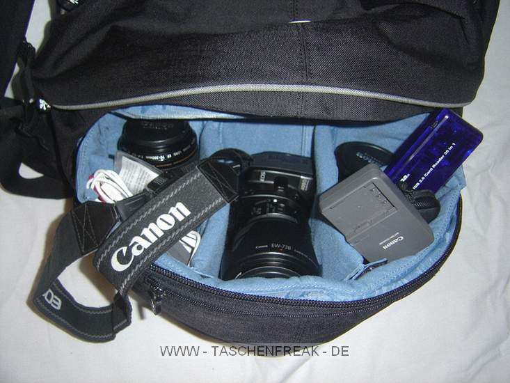 CRUMPLER OPULENT ROOSTER\n\nFoto von Susanne Krischke - VIELEN DANK FR DEIN MAIL!\n\nKommentar des Nutzers:\n\nHier ist er, mein Opulent Rooster von Crumpler:\nhttp://www.crumpler.de/?page=details&product_line=578\n\nAussenmass (cm): 36x53x24\nPhotofach (cm): 34x19x18 (Gehuse, bis 4 Objektive)\nLaptopfach (cm): 34x28x4 (bis 17"W)\n\nIch wollte einen Rucksack den ich u.a. als Handgepck fr Flugreisen benutzen kann in dem Laptop, Fotoausrstung und weiterer Kleinkram Platz findet. Ich bevorzuge Designs, die nicht sofort als Foto-/Laptoptasche erkannt werden. Irgendwie stie ich da auf Crumpler. \n\nDie extrem gute, solide Verarbeitung fhlt sich spitze an und der Rucksack glnzt mit vielen Extrafchern und tollen Detaillsungen. Die ffnungen der einzelnen Fcher sind nicht sehr auffllig, was ein unaufflliges-aus-der-Tasche-klauen erschweren drfte. Das angenehme Tragesystem kann durch einen Hftgurt mit Dokumentenfach erweitert werden (nicht mitgeliefert). Hinter dem gut gepolsterte Rckenteil verbirgt sich ein Laptopfach. \n\nDas Hauptfach ist gro: als Demo habe ich einen Volleyball reingesteckt, eine DVD in eine der zahlreichen Innentaschen. Das hintere Fach ist flach, ein DIN A4 Magazin geht nicht rein (Laptopfach), wohl aber Dokumente. Ein weiteres fast unsichtbares Fach entdeckt man, wenn man einen Reiverschlu ber dem Fotofach ffnet: man klappt den Teil hoch und findet ettliche Innentaschen mit reichlich Platz fr Kleinkram wie Filter, Kabel, Speicherkarten usw. \n\nGagig: ein sehr kleines Fach befindet sich in der seitlichen Polsterung des Tragegurtes, gro genug fr einen kleinen Mp3-Player, Kopfhrerschlaufen sind am Trageriemen vorhanden. (Bild OR_009)\n\nDas Fotofach ist ganz unten, abgetrennt vom oberen Teil durch eine Trennwand, die bei Bedarf per Reisverschlu geffnet werden kann. Die Polsterung fr das Fotoequipment kann man entfernen und somit den Rucksack auch fr andere Aktivitten nutzen. Ohne der Fotofcher mit geffneter Trennwand geht z.B. auch der Lowe Slingshot AW200 in den Opulent Rooster (Bild OR_010) - dann kann man also auch im Urlaub den genialen Slingshot verwenden und hat immer noch Platz fr andere Sachen im Rucksack.\n\nMeine Ladung: Laptop 14"; Canon EOS 400D; Canon Objektive 10-22, 17-85 mit Geli, 70-300; Kleinkram. Ich habe kein weies Monsterobjektiv, als Grendemo habe ich ein 1 Liter Tetrapack in die Tasche gepackt. Mit weiem Riesen pat allerdings kein Objektiv an die Kamera. Das Hauptfach ist dann noch leer.
