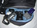 CRUMPLER OPULENT ROOSTER\n\nFoto von Susanne Krischke - VIELEN DANK FR DEIN MAIL!\n\nKommentar des Nutzers:\n\nHier ist er, mein Opulent Rooster von Crumpler:\nhttp://www.crumpler.de/?page=details&product_line=578\n\nAussenmass (cm): 36x53x24\nPhotofach (cm): 34x19x18 (Gehuse, bis 4 Objektive)\nLaptopfach (cm): 34x28x4 (bis 17"W)\n\nIch wollte einen Rucksack den ich u.a. als Handgepck fr Flugreisen benutzen kann in dem Laptop, Fotoausrstung und weiterer Kleinkram Platz findet. Ich bevorzuge Designs, die nicht sofort als Foto-/Laptoptasche erkannt werden. Irgendwie stie ich da auf Crumpler. \n\nDie extrem gute, solide Verarbeitung fhlt sich spitze an und der Rucksack glnzt mit vielen Extrafchern und tollen Detaillsungen. Die ffnungen der einzelnen Fcher sind nicht sehr auffllig, was ein unaufflliges-aus-der-Tasche-klauen erschweren drfte. Das angenehme Tragesystem kann durch einen Hftgurt mit Dokumentenfach erweitert werden (nicht mitgeliefert). Hinter dem gut gepolsterte Rckenteil verbirgt sich ein Laptopfach. \n\nDas Hauptfach ist gro: als Demo habe ich einen Volleyball reingesteckt, eine DVD in eine der zahlreichen Innentaschen. Das hintere Fach ist flach, ein DIN A4 Magazin geht nicht rein (Laptopfach), wohl aber Dokumente. Ein weiteres fast unsichtbares Fach entdeckt man, wenn man einen Reiverschlu ber dem Fotofach ffnet: man klappt den Teil hoch und findet ettliche Innentaschen mit reichlich Platz fr Kleinkram wie Filter, Kabel, Speicherkarten usw. \n\nGagig: ein sehr kleines Fach befindet sich in der seitlichen Polsterung des Tragegurtes, gro genug fr einen kleinen Mp3-Player, Kopfhrerschlaufen sind am Trageriemen vorhanden. (Bild OR_009)\n\nDas Fotofach ist ganz unten, abgetrennt vom oberen Teil durch eine Trennwand, die bei Bedarf per Reisverschlu geffnet werden kann. Die Polsterung fr das Fotoequipment kann man entfernen und somit den Rucksack auch fr andere Aktivitten nutzen. Ohne der Fotofcher mit geffneter Trennwand geht z.B. auch der Lowe Slingshot AW200 in den Opulent Rooster (Bild OR_010) - dann kann man also auch im Urlaub den genialen Slingshot verwenden und hat immer noch Platz fr andere Sachen im Rucksack.\n\nMeine Ladung: Laptop 14"; Canon EOS 400D; Canon Objektive 10-22, 17-85 mit Geli, 70-300; Kleinkram. Ich habe kein weies Monsterobjektiv, als Grendemo habe ich ein 1 Liter Tetrapack in die Tasche gepackt. Mit weiem Riesen pat allerdings kein Objektiv an die Kamera. Das Hauptfach ist dann noch leer.