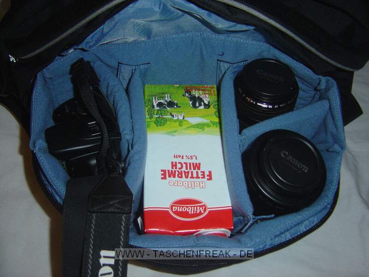 CRUMPLER OPULENT ROOSTER\n\nFoto von Susanne Krischke - VIELEN DANK FÜR DEIN MAIL!\n\nKommentar des Nutzers:\n\nHier ist er, mein Opulent Rooster von Crumpler:\nhttp://www.crumpler.de/?page=details&product_line=578\n\nAussenmass (cm): 36x53x24\nPhotofach (cm): 34x19x18 (Gehäuse, bis 4 Objektive)\nLaptopfach (cm): 34x28x4 (bis 17"W)\n\nIch wollte einen Rucksack den ich u.a. als Handgepäck für Flugreisen benutzen kann in dem Laptop, Fotoausrüstung und weiterer Kleinkram Platz findet. Ich bevorzuge Designs, die nicht sofort als Foto-/Laptoptasche erkannt werden. Irgendwie stieß ich da auf Crumpler. \n\nDie extrem gute, solide Verarbeitung fühlt sich spitze an und der Rucksack glänzt mit vielen Extrafächern und tollen Detaillösungen. Die Öffnungen der einzelnen Fächer sind nicht sehr auffällig, was ein unauffälliges-aus-der-Tasche-klauen erschweren dürfte. Das angenehme Tragesystem kann durch einen Hüftgurt mit Dokumentenfach erweitert werden (nicht mitgeliefert). Hinter dem gut gepolsterte Rückenteil verbirgt sich ein Laptopfach. \n\nDas Hauptfach ist groß: als Demo habe ich einen Volleyball reingesteckt, eine DVD in eine der zahlreichen Innentaschen. Das hintere Fach ist flach, ein DIN A4 Magazin geht nicht rein (Laptopfach), wohl aber Dokumente. Ein weiteres fast unsichtbares Fach entdeckt man, wenn man einen Reißverschluß über dem Fotofach öffnet: man klappt den Teil hoch und findet ettliche Innentaschen mit reichlich Platz für Kleinkram wie Filter, Kabel, Speicherkarten usw. \n\nGagig: ein sehr kleines Fach befindet sich in der seitlichen Polsterung des Tragegurtes, groß genug für einen kleinen Mp3-Player, Kopfhörerschlaufen sind am Trageriemen vorhanden. (Bild OR_009)\n\nDas Fotofach ist ganz unten, abgetrennt vom oberen Teil durch eine Trennwand, die bei Bedarf per Reisverschluß geöffnet werden kann. Die Polsterung für das Fotoequipment kann man entfernen und somit den Rucksack auch für andere Aktivitäten nutzen. Ohne der Fotofächer mit geöffneter Trennwand geht z.B. auch der Lowe Slingshot AW200 in den Opulent Rooster (Bild OR_010) - dann kann man also auch im Urlaub den genialen Slingshot verwenden und hat immer noch Platz für andere Sachen im Rucksack.\n\nMeine Ladung: Laptop 14"; Canon EOS 400D; Canon Objektive 10-22, 17-85 mit Geli, 70-300; Kleinkram. Ich habe kein weißes Monsterobjektiv, als Größendemo habe ich ein 1 Liter Tetrapack in die Tasche gepackt. Mit weißem Riesen paßt allerdings kein Objektiv an die Kamera. Das Hauptfach ist dann noch leer.