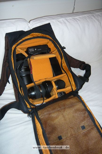 CRUMPLER PONY BOX\n\nFoto und Text von Michele Krger - VIELEN DANK!\n\nKommentar:\n\nHi!\nHier ein weiterer Rucksack der fehlt. \nEs handelt sich um einen Crumpler Pony Box. Den gab es zum gnstigen Preis im lokalen Fotoladen.\nLsst sich super bequem tragen und die Kamera lsst sich vom hinteren Hauptzugang entnehmen, oder aus dem Schnellzugriff von Vorne.\nDrin ist:\nPentax K-x mit Tamron 17-50\nTamron 70-300\nTamron 10-24\nPentax FA50 1,4\nMetz 40MZ-2 \nsowie Akkus und Funkauslser.\nAlle Objektive mit aufgesetzter Geli (bin einfach zu faul das Ding immer umzudrehen).\nDazu passt noch ein (lasst mich lgen) 13' Notebook rein. Die Notebooktasche ist brigens fest. \nSchtzen lsst sich der Rucksack noch mit einem Regencape.\nAuf dem Vergleichsfoto sind eine Muffin Top 7500 und eine Jimmy Bo 400.\n\nGre, Michele