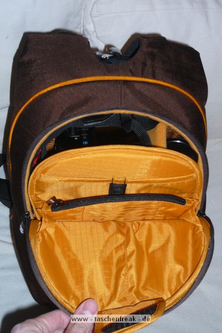 CRUMPLER PONY BOX\n\nFoto und Text von Michele Krger - VIELEN DANK!\n\nKommentar:\n\nHi!\nHier ein weiterer Rucksack der fehlt. \nEs handelt sich um einen Crumpler Pony Box. Den gab es zum gnstigen Preis im lokalen Fotoladen.\nLsst sich super bequem tragen und die Kamera lsst sich vom hinteren Hauptzugang entnehmen, oder aus dem Schnellzugriff von Vorne.\nDrin ist:\nPentax K-x mit Tamron 17-50\nTamron 70-300\nTamron 10-24\nPentax FA50 1,4\nMetz 40MZ-2 \nsowie Akkus und Funkauslser.\nAlle Objektive mit aufgesetzter Geli (bin einfach zu faul das Ding immer umzudrehen).\nDazu passt noch ein (lasst mich lgen) 13' Notebook rein. Die Notebooktasche ist brigens fest. \nSchtzen lsst sich der Rucksack noch mit einem Regencape.\nAuf dem Vergleichsfoto sind eine Muffin Top 7500 und eine Jimmy Bo 400.\n\nGre, Michele