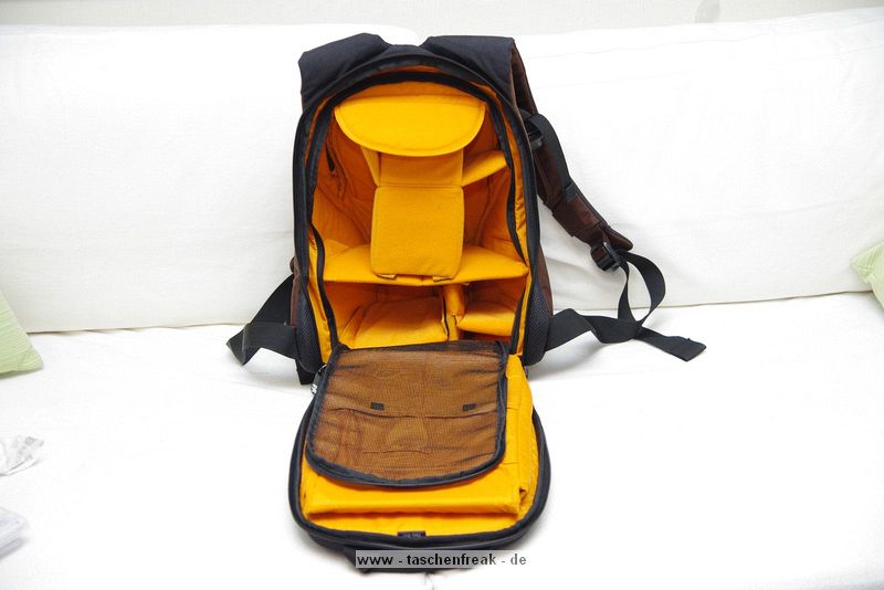 CRUMPLER PONY BOX\n\nFoto und Text von Michele Krger - VIELEN DANK!\n\nKommentar:\n\nHi!\nHier ein weiterer Rucksack der fehlt. \nEs handelt sich um einen Crumpler Pony Box. Den gab es zum gnstigen Preis im lokalen Fotoladen.\nLsst sich super bequem tragen und die Kamera lsst sich vom hinteren Hauptzugang entnehmen, oder aus dem Schnellzugriff von Vorne.\nDrin ist:\nPentax K-x mit Tamron 17-50\nTamron 70-300\nTamron 10-24\nPentax FA50 1,4\nMetz 40MZ-2 \nsowie Akkus und Funkauslser.\nAlle Objektive mit aufgesetzter Geli (bin einfach zu faul das Ding immer umzudrehen).\nDazu passt noch ein (lasst mich lgen) 13' Notebook rein. Die Notebooktasche ist brigens fest. \nSchtzen lsst sich der Rucksack noch mit einem Regencape.\nAuf dem Vergleichsfoto sind eine Muffin Top 7500 und eine Jimmy Bo 400.\n\nGre, Michele