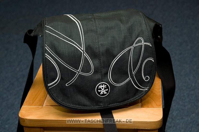CRUMPLER PRETTY BELLA 2500\n\nFoto und Text - www.Taschenfreak.de (Jrg Langer)\n\nKommentar:\n\nDie Pretty Bella Serie die zur Photokina 2008 im September vorgestellt wurde und nun so langsam im November in den Hndlerragelen zu finden ist.\n\nIn das Hauptfach passt entwender eine Bride Cam mit etwas Zubehr oder einem kleinen Blitzgert oder eine DSLR (ohne BG) mit einem mittleren Zoom. In diesem Falle ist auf einigen Bildern eine Nikon D300 mit einem 16-85 auf den Bildern zu sehen.\n\nEine tolle Tasche mit einem ansprechenden Design!\n\nInteresant sind hier die Preisschwankungen im Netz und bei den Hndlern ... \n\nDas grere Modell finden Sie auch auf Taschenfreak.de - die Pretty Bella 7500 ...\n\nFr Kirchengnger oder Konzertfotografen nicht geeignet - der Klettverschluss ist wie bei den meisten Crumpler Modellen extrem auffllig und laut.\n\nFazit: \n\nSieht schick aus!\nPasst einiges rein!\nVerarbeitung ist sehr gut!\n\nEuer Taschenfreak - Jrg