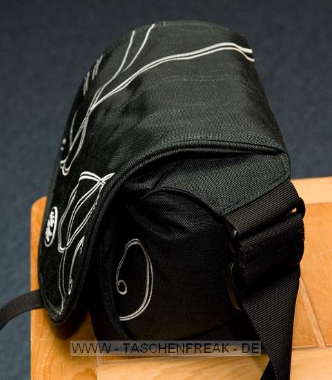 CRUMPLER PRETTY BELLA 2500\n\nFoto und Text - www.Taschenfreak.de (Jrg Langer)\n\nKommentar:\n\nDie Pretty Bella Serie die zur Photokina 2008 im September vorgestellt wurde und nun so langsam im November in den Hndlerragelen zu finden ist.\n\nIn das Hauptfach passt entwender eine Bride Cam mit etwas Zubehr oder einem kleinen Blitzgert oder eine DSLR (ohne BG) mit einem mittleren Zoom. In diesem Falle ist auf einigen Bildern eine Nikon D300 mit einem 16-85 auf den Bildern zu sehen.\n\nEine tolle Tasche mit einem ansprechenden Design!\n\nInteresant sind hier die Preisschwankungen im Netz und bei den Hndlern ... \n\nDas grere Modell finden Sie auch auf Taschenfreak.de - die Pretty Bella 7500 ...\n\nFr Kirchengnger oder Konzertfotografen nicht geeignet - der Klettverschluss ist wie bei den meisten Crumpler Modellen extrem auffllig und laut.\n\nFazit: \n\nSieht schick aus!\nPasst einiges rein!\nVerarbeitung ist sehr gut!\n\nEuer Taschenfreak - Jrg