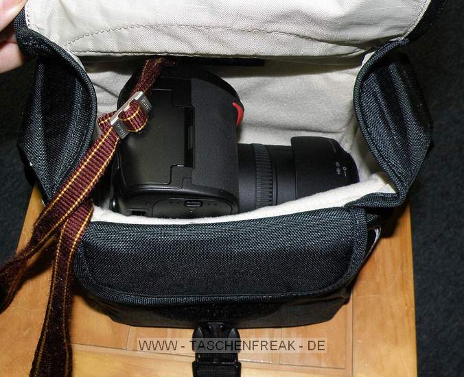 CRUMPLER PRETTY BELLA 2500\n\nFoto und Text - www.Taschenfreak.de (Jrg Langer)\n\nKommentar:\n\nDie Pretty Bella Serie die zur Photokina 2008 im September vorgestellt wurde und nun so langsam im November in den Hndlerragelen zu finden ist.\n\nIn das Hauptfach passt entwender eine Bride Cam mit etwas Zubehr oder einem kleinen Blitzgert oder eine DSLR (ohne BG) mit einem mittleren Zoom. In diesem Falle ist auf einigen Bildern eine Nikon D300 mit einem 16-85 auf den Bildern zu sehen.\n\nEine tolle Tasche mit einem ansprechenden Design!\n\nInteresant sind hier die Preisschwankungen im Netz und bei den Hndlern ... \n\nDas grere Modell finden Sie auch auf Taschenfreak.de - die Pretty Bella 7500 ...\n\nFr Kirchengnger oder Konzertfotografen nicht geeignet - der Klettverschluss ist wie bei den meisten Crumpler Modellen extrem auffllig und laut.\n\nFazit: \n\nSieht schick aus!\nPasst einiges rein!\nVerarbeitung ist sehr gut!\n\nEuer Taschenfreak - Jrg