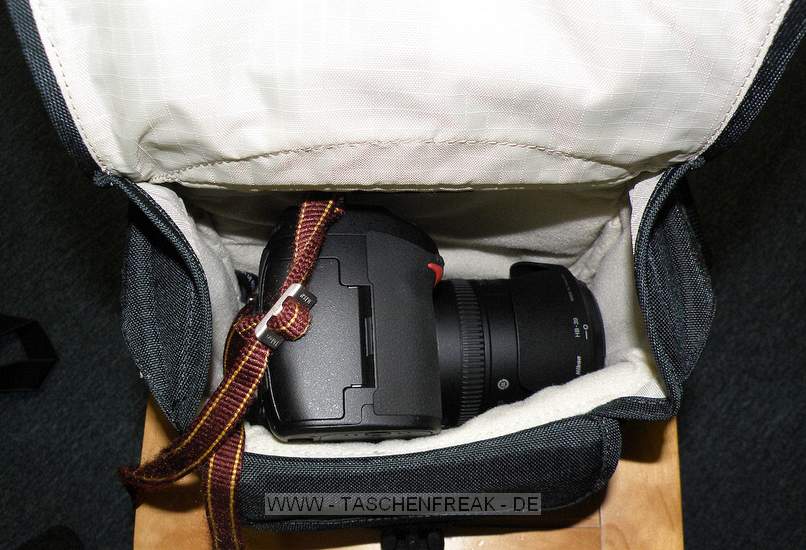 CRUMPLER PRETTY BELLA 2500\n\nFoto und Text - www.Taschenfreak.de (Jrg Langer)\n\nKommentar:\n\nDie Pretty Bella Serie die zur Photokina 2008 im September vorgestellt wurde und nun so langsam im November in den Hndlerragelen zu finden ist.\n\nIn das Hauptfach passt entwender eine Bride Cam mit etwas Zubehr oder einem kleinen Blitzgert oder eine DSLR (ohne BG) mit einem mittleren Zoom. In diesem Falle ist auf einigen Bildern eine Nikon D300 mit einem 16-85 auf den Bildern zu sehen.\n\nEine tolle Tasche mit einem ansprechenden Design!\n\nInteresant sind hier die Preisschwankungen im Netz und bei den Hndlern ... \n\nDas grere Modell finden Sie auch auf Taschenfreak.de - die Pretty Bella 7500 ...\n\nFr Kirchengnger oder Konzertfotografen nicht geeignet - der Klettverschluss ist wie bei den meisten Crumpler Modellen extrem auffllig und laut.\n\nFazit: \n\nSieht schick aus!\nPasst einiges rein!\nVerarbeitung ist sehr gut!\n\nEuer Taschenfreak - Jrg