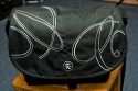 CRUMPLER PRETTY BELLA 7500\n\nFoto und Text - www.Taschenfreak.de (Jrg Langer)\n\nKommentar:\n\nDie Pretty Bella 7500 ist die grte aus der pretty Bella Serie die zur Photokina 2008 im September vorgestellt wurde und nun so langsam im November in den Hndlerragelen zu finden ist.\n\nEs ist eine der wenigen Crumpler Taschen, die nicht auen riesig wirken ohne innen "viel" reinzubekommen an Ladevolumen. Bei diesem Modell stimmt die Auenwirkung zurm Ladevolumen.\n\nWir haben in dieser Tasche unsere Nikon D3 (Grenordnung wie eine groe DSLR mit Batteriegriff oder eine Canon 1D ...) mit folgenden Objektiven und Artikeln verstaut und das ohne groes Drcken und Zerren.\n\nHauptfach innen:\n\nNikon D3 mit 50 1.2\n24 2.8\n135 2.8\n180 2.8\nSB-800 oder SB-600\nErsatzakku fr D3\n\nFronttasche:\n\nAkkus fr Blitz\nPutztcher\niPhone oder iPod\nSpeicheretui\n\nEine tolle Tasche!\n\nInteresant sind hier die Preisschwankungen im Netz und bei den Hndlern ... dieses Modell bekommt man zwischen 52 und 100 Euro angeboten - je nachdem wo man kauft.\n\nGrere Modelle dieser Serie gibt es nicht aber ncoh ein Modell fr weniger Ladevolumen. Wir haben noch eine Pretty Bella 2500 im Einsatz die Ideal fr eine kleine DSLR mit kleinem Objektiv oder einer Bridgecam mit etwas Zubehr ist.\n\nFr Kirchengnger oder Konzertfotografen nicht geeignet - der Klettverschluss ist wie bei den meisten Crumpler Modellen extrem auffllig und laut.\n\nFazit: \n\nSieht schick aus!\nPasst einiges rein!\nVerarbeitung ist sehr gut!\n\nEuer Taschenfreak - Jrg