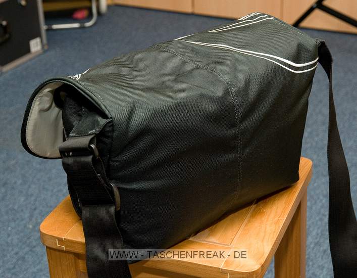 CRUMPLER PRETTY BELLA 7500\n\nFoto und Text - www.Taschenfreak.de (Jörg Langer)\n\nKommentar:\n\nDie Pretty Bella 7500 ist die größte aus der pretty Bella Serie die zur Photokina 2008 im September vorgestellt wurde und nun so langsam im November in den Händlerragelen zu finden ist.\n\nEs ist eine der wenigen Crumpler Taschen, die nicht außen riesig wirken ohne innen "viel" reinzubekommen an Ladevolumen. Bei diesem Modell stimmt die Außenwirkung zurm Ladevolumen.\n\nWir haben in dieser Tasche unsere Nikon D3 (Größenordnung wie eine große DSLR mit Batteriegriff oder eine Canon 1D ...) mit folgenden Objektiven und Artikeln verstaut und das ohne großes Drücken und Zerren.\n\nHauptfach innen:\n\nNikon D3 mit 50 1.2\n24 2.8\n135 2.8\n180 2.8\nSB-800 oder SB-600\nErsatzakku für D3\n\nFronttasche:\n\nAkkus für Blitz\nPutztücher\niPhone oder iPod\nSpeicheretui\n\nEine tolle Tasche!\n\nInteresant sind hier die Preisschwankungen im Netz und bei den Händlern ... dieses Modell bekommt man zwischen 52 und 100 Euro angeboten - je nachdem wo man kauft.\n\nGrößere Modelle dieser Serie gibt es nicht aber ncoh ein Modell für weniger Ladevolumen. Wir haben noch eine Pretty Bella 2500 im Einsatz die Ideal für eine kleine DSLR mit kleinem Objektiv oder einer Bridgecam mit etwas Zubehör ist.\n\nFür Kirchengänger oder Konzertfotografen nicht geeignet - der Klettverschluss ist wie bei den meisten Crumpler Modellen extrem auffällig und laut.\n\nFazit: \n\nSieht schick aus!\nPasst einiges rein!\nVerarbeitung ist sehr gut!\n\nEuer Taschenfreak - Jörg