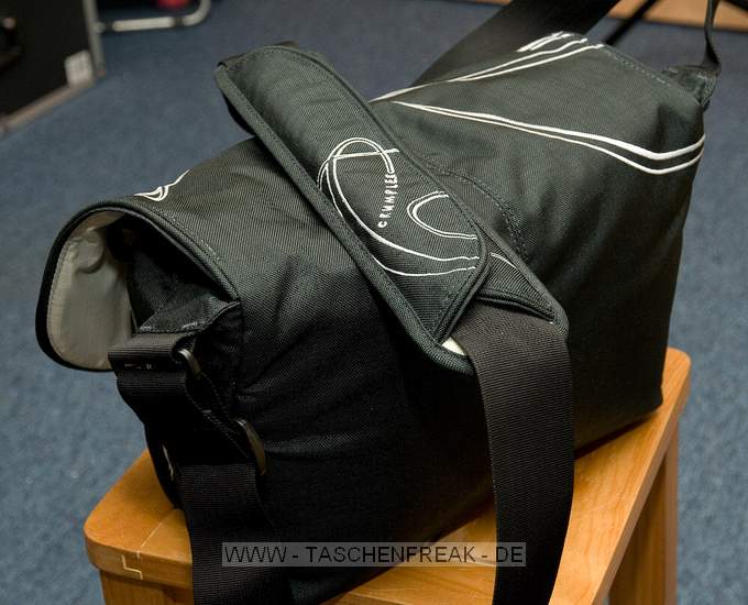 CRUMPLER PRETTY BELLA 7500\n\nFoto und Text - www.Taschenfreak.de (Jrg Langer)\n\nKommentar:\n\nDie Pretty Bella 7500 ist die grte aus der pretty Bella Serie die zur Photokina 2008 im September vorgestellt wurde und nun so langsam im November in den Hndlerragelen zu finden ist.\n\nEs ist eine der wenigen Crumpler Taschen, die nicht auen riesig wirken ohne innen "viel" reinzubekommen an Ladevolumen. Bei diesem Modell stimmt die Auenwirkung zurm Ladevolumen.\n\nWir haben in dieser Tasche unsere Nikon D3 (Grenordnung wie eine groe DSLR mit Batteriegriff oder eine Canon 1D ...) mit folgenden Objektiven und Artikeln verstaut und das ohne groes Drcken und Zerren.\n\nHauptfach innen:\n\nNikon D3 mit 50 1.2\n24 2.8\n135 2.8\n180 2.8\nSB-800 oder SB-600\nErsatzakku fr D3\n\nFronttasche:\n\nAkkus fr Blitz\nPutztcher\niPhone oder iPod\nSpeicheretui\n\nEine tolle Tasche!\n\nInteresant sind hier die Preisschwankungen im Netz und bei den Hndlern ... dieses Modell bekommt man zwischen 52 und 100 Euro angeboten - je nachdem wo man kauft.\n\nGrere Modelle dieser Serie gibt es nicht aber ncoh ein Modell fr weniger Ladevolumen. Wir haben noch eine Pretty Bella 2500 im Einsatz die Ideal fr eine kleine DSLR mit kleinem Objektiv oder einer Bridgecam mit etwas Zubehr ist.\n\nFr Kirchengnger oder Konzertfotografen nicht geeignet - der Klettverschluss ist wie bei den meisten Crumpler Modellen extrem auffllig und laut.\n\nFazit: \n\nSieht schick aus!\nPasst einiges rein!\nVerarbeitung ist sehr gut!\n\nEuer Taschenfreak - Jrg