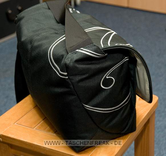 CRUMPLER PRETTY BELLA 7500\n\nFoto und Text - www.Taschenfreak.de (Jrg Langer)\n\nKommentar:\n\nDie Pretty Bella 7500 ist die grte aus der pretty Bella Serie die zur Photokina 2008 im September vorgestellt wurde und nun so langsam im November in den Hndlerragelen zu finden ist.\n\nEs ist eine der wenigen Crumpler Taschen, die nicht auen riesig wirken ohne innen "viel" reinzubekommen an Ladevolumen. Bei diesem Modell stimmt die Auenwirkung zurm Ladevolumen.\n\nWir haben in dieser Tasche unsere Nikon D3 (Grenordnung wie eine groe DSLR mit Batteriegriff oder eine Canon 1D ...) mit folgenden Objektiven und Artikeln verstaut und das ohne groes Drcken und Zerren.\n\nHauptfach innen:\n\nNikon D3 mit 50 1.2\n24 2.8\n135 2.8\n180 2.8\nSB-800 oder SB-600\nErsatzakku fr D3\n\nFronttasche:\n\nAkkus fr Blitz\nPutztcher\niPhone oder iPod\nSpeicheretui\n\nEine tolle Tasche!\n\nInteresant sind hier die Preisschwankungen im Netz und bei den Hndlern ... dieses Modell bekommt man zwischen 52 und 100 Euro angeboten - je nachdem wo man kauft.\n\nGrere Modelle dieser Serie gibt es nicht aber ncoh ein Modell fr weniger Ladevolumen. Wir haben noch eine Pretty Bella 2500 im Einsatz die Ideal fr eine kleine DSLR mit kleinem Objektiv oder einer Bridgecam mit etwas Zubehr ist.\n\nFr Kirchengnger oder Konzertfotografen nicht geeignet - der Klettverschluss ist wie bei den meisten Crumpler Modellen extrem auffllig und laut.\n\nFazit: \n\nSieht schick aus!\nPasst einiges rein!\nVerarbeitung ist sehr gut!\n\nEuer Taschenfreak - Jrg