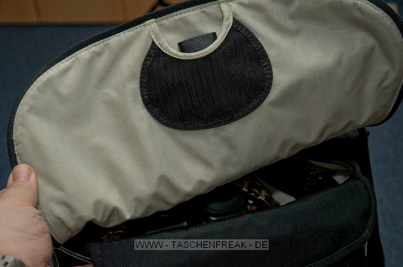 CRUMPLER PRETTY BELLA 7500\n\nFoto und Text - www.Taschenfreak.de (Jrg Langer)\n\nKommentar:\n\nDie Pretty Bella 7500 ist die grte aus der pretty Bella Serie die zur Photokina 2008 im September vorgestellt wurde und nun so langsam im November in den Hndlerragelen zu finden ist.\n\nEs ist eine der wenigen Crumpler Taschen, die nicht auen riesig wirken ohne innen "viel" reinzubekommen an Ladevolumen. Bei diesem Modell stimmt die Auenwirkung zurm Ladevolumen.\n\nWir haben in dieser Tasche unsere Nikon D3 (Grenordnung wie eine groe DSLR mit Batteriegriff oder eine Canon 1D ...) mit folgenden Objektiven und Artikeln verstaut und das ohne groes Drcken und Zerren.\n\nHauptfach innen:\n\nNikon D3 mit 50 1.2\n24 2.8\n135 2.8\n180 2.8\nSB-800 oder SB-600\nErsatzakku fr D3\n\nFronttasche:\n\nAkkus fr Blitz\nPutztcher\niPhone oder iPod\nSpeicheretui\n\nEine tolle Tasche!\n\nInteresant sind hier die Preisschwankungen im Netz und bei den Hndlern ... dieses Modell bekommt man zwischen 52 und 100 Euro angeboten - je nachdem wo man kauft.\n\nGrere Modelle dieser Serie gibt es nicht aber ncoh ein Modell fr weniger Ladevolumen. Wir haben noch eine Pretty Bella 2500 im Einsatz die Ideal fr eine kleine DSLR mit kleinem Objektiv oder einer Bridgecam mit etwas Zubehr ist.\n\nFr Kirchengnger oder Konzertfotografen nicht geeignet - der Klettverschluss ist wie bei den meisten Crumpler Modellen extrem auffllig und laut.\n\nFazit: \n\nSieht schick aus!\nPasst einiges rein!\nVerarbeitung ist sehr gut!\n\nEuer Taschenfreak - Jrg